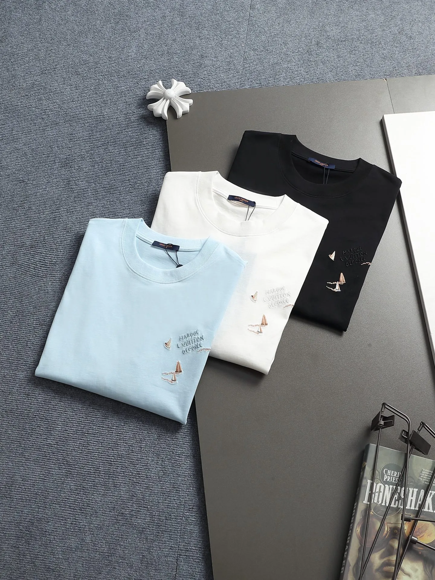 🅿️220 Louis Vuitton/Louis Vuitton High-end craftsmanship 10000 needle embroidery The large sailing ship logo is exquisitely upgraded, inspired by the retro embroidery of the 1980s. The original fabric is the same as the official short-sleeved T-shirt. The fabric is dyed in the same vat. It feels very comfortable. The latest brick cabinet synchronization for spring and summer. Fashionable and personalized. Super versatile and good-looking. It is very suitable for both men and women. A must-have for everyone. Hang tag. Collar label. Washed wheat. Complete with three labels. Color: black, white, blue. Size: S M L XL |